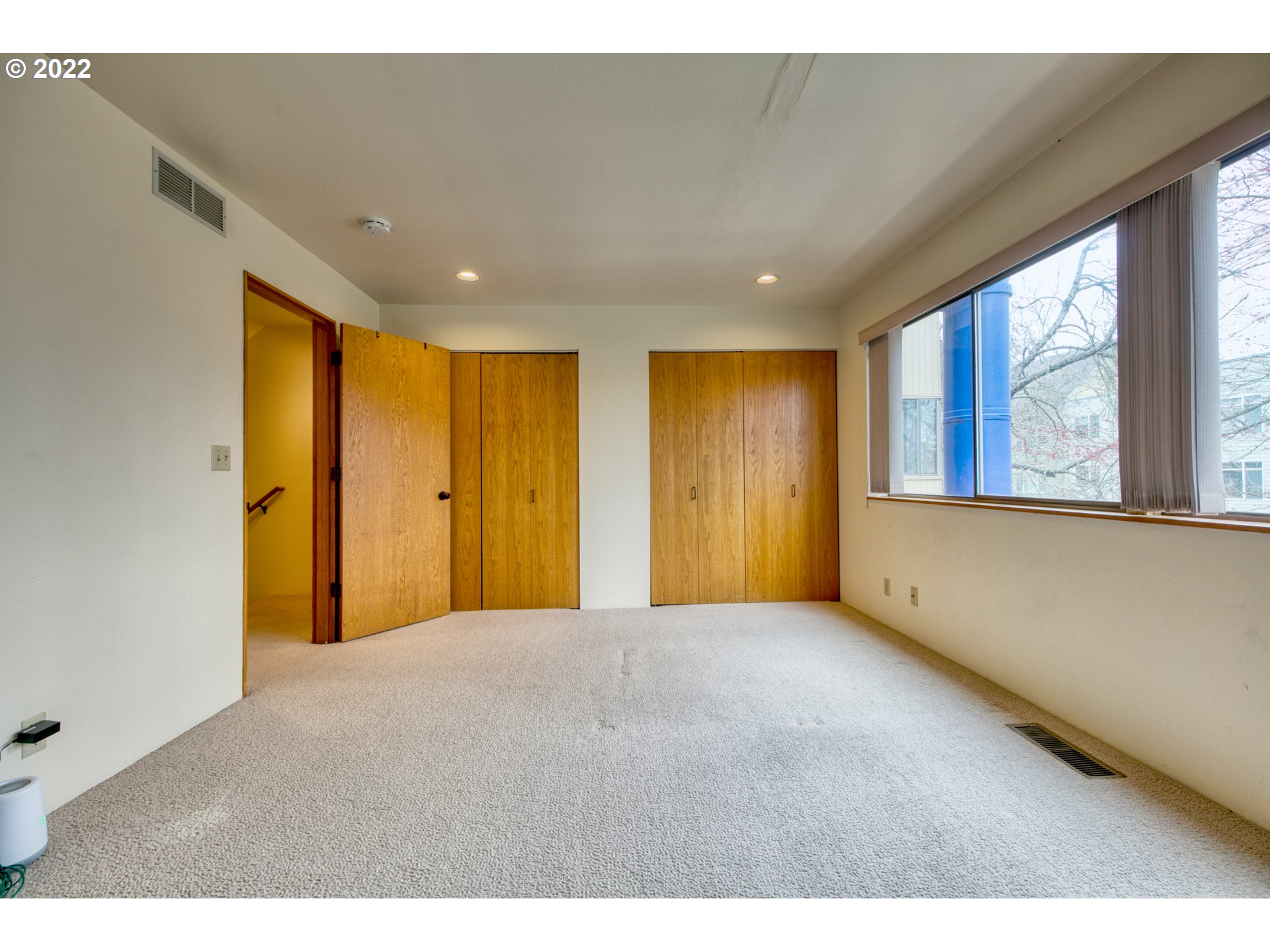 974 Lincoln Street Eugene, OR 97401 - Photo 29 of 32 a view of an empty room with a window