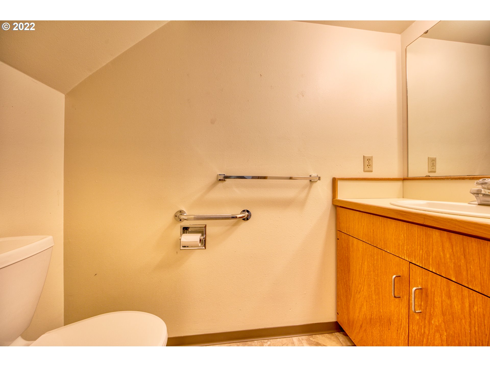 974 Lincoln Street Eugene, OR 97401 - Photo 8 of 32 a bathroom with a shower and a toilet