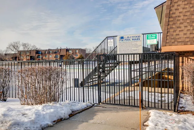 $165,000 | 725 Limerick Lane, Unit 2D, Schaumburg, IL 60193