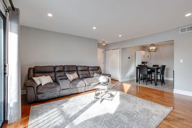 $165,000 | 725 Limerick Lane, Unit 2D, Schaumburg, IL 60193