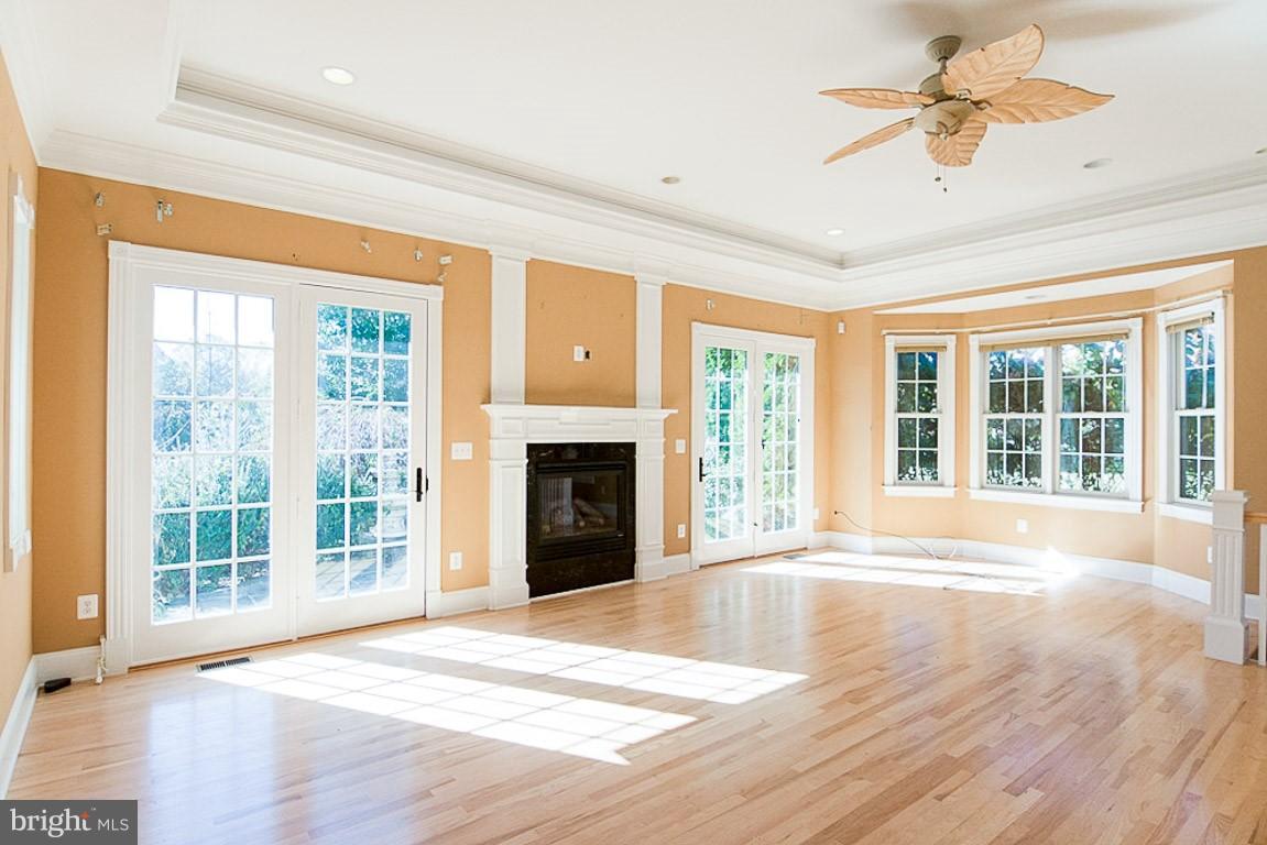 11805 Frederick Road Ellicott City, MD 21042 - Photo 17 of 22 Living Room