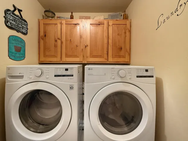 a close up view of a washer and dryer
