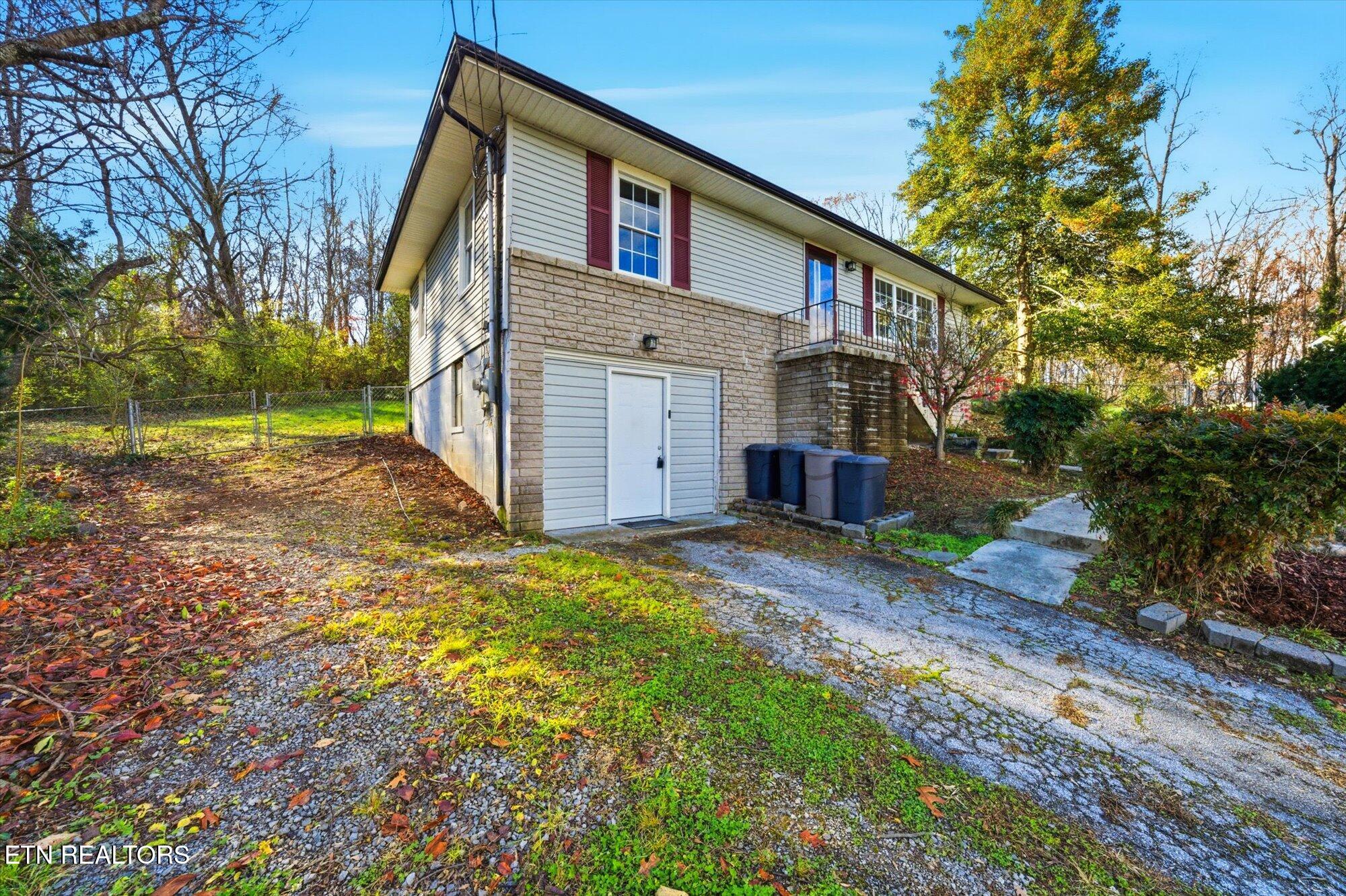 124 Crest Lane Clinton, TN 37716 - Photo 4 of 38 04-124-Crest-Ln-Clinton-TN-4