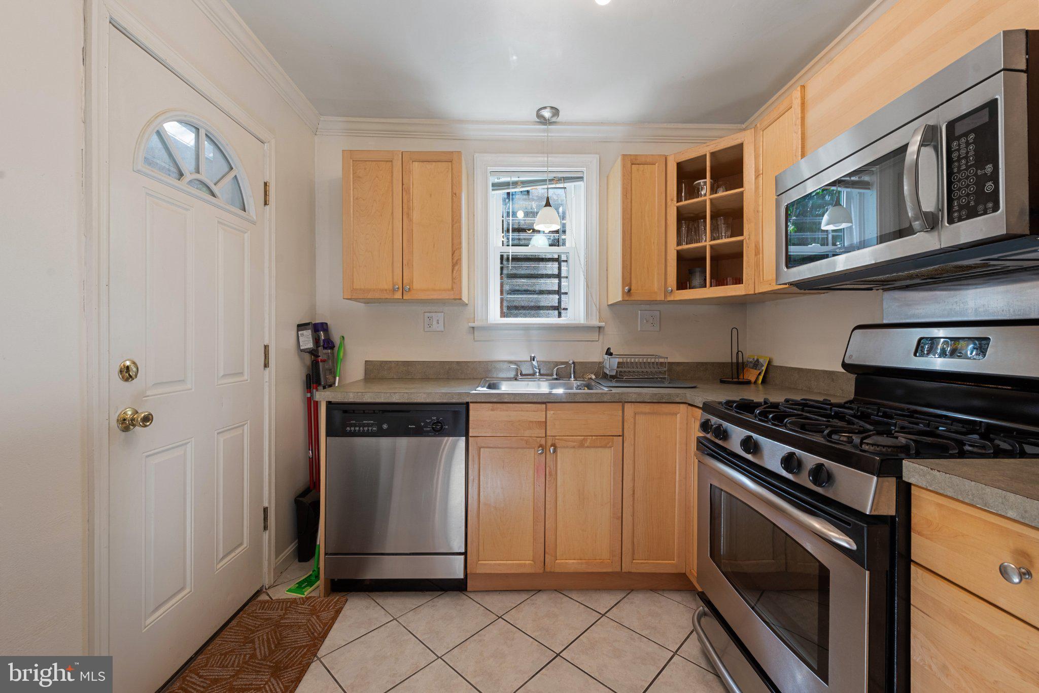 211 South Madeira Street Baltimore, MD 21231 - Photo 11 of 18 Charming kitchen with modern finishes.