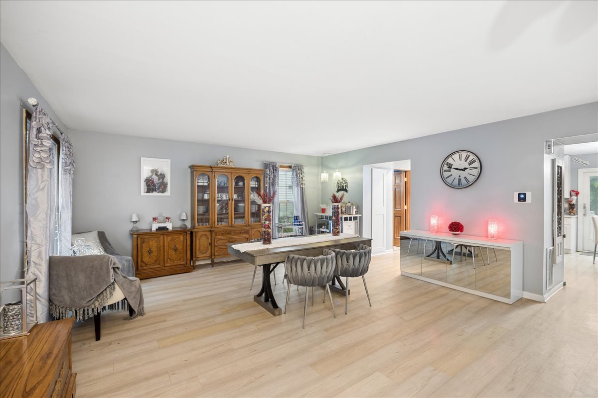 75 Rodenburg Road Roselle, IL 60172 - Photo 2 of 24