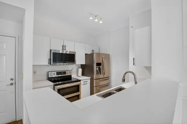 $2,850 | 630 South Sapodilla Avenue, Unit 121, West Palm Beach, FL 33401