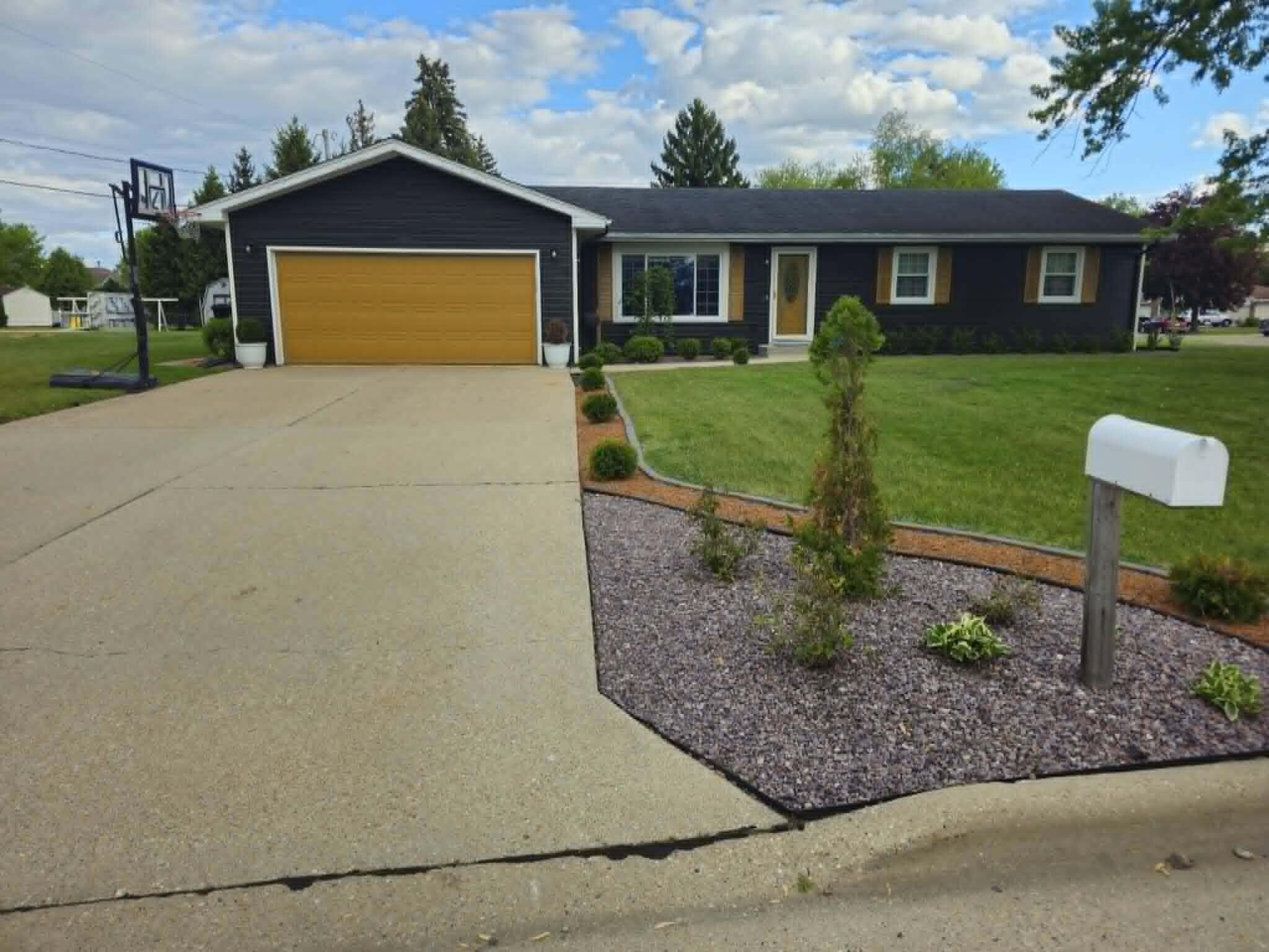 2260 Cobblestone Lane Beloit, WI 53511 - Photo 2 of 65 320eaaa5-d5cd-40c1-9cf0-ad3a20766623