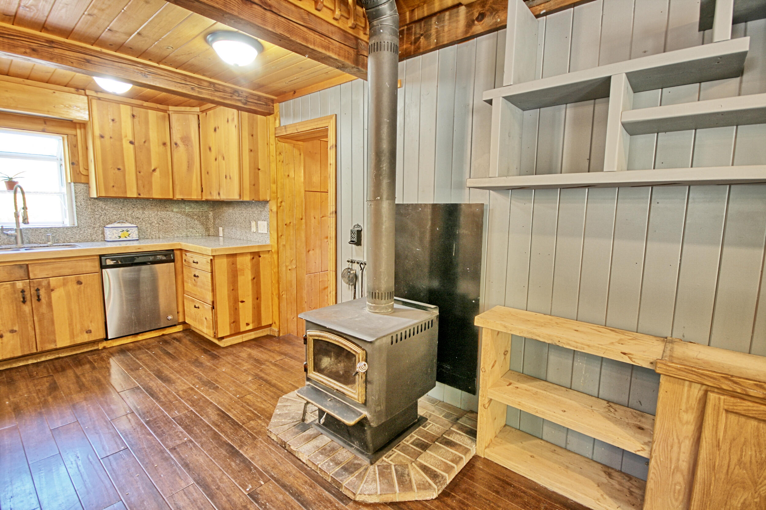 2231 Humbug Creek Road Jacksonville, OR 97530 - Photo 20 of 80 a kitchen with stainless steel appliances granite countertop a stove a sink and a refrigerator
