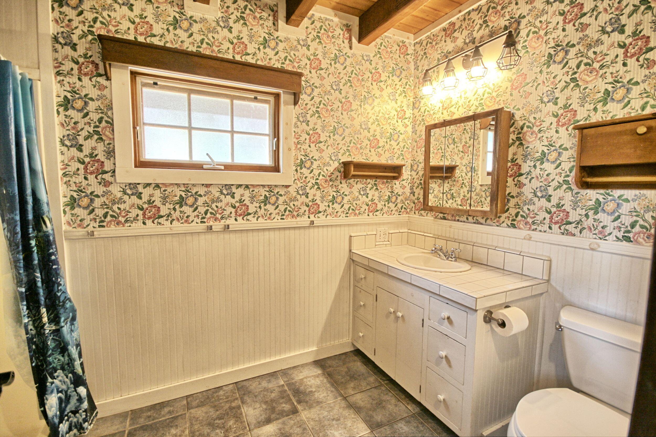 2231 Humbug Creek Road Jacksonville, OR 97530 - Photo 27 of 80 a bathroom with a sink a toilet and a bathtub