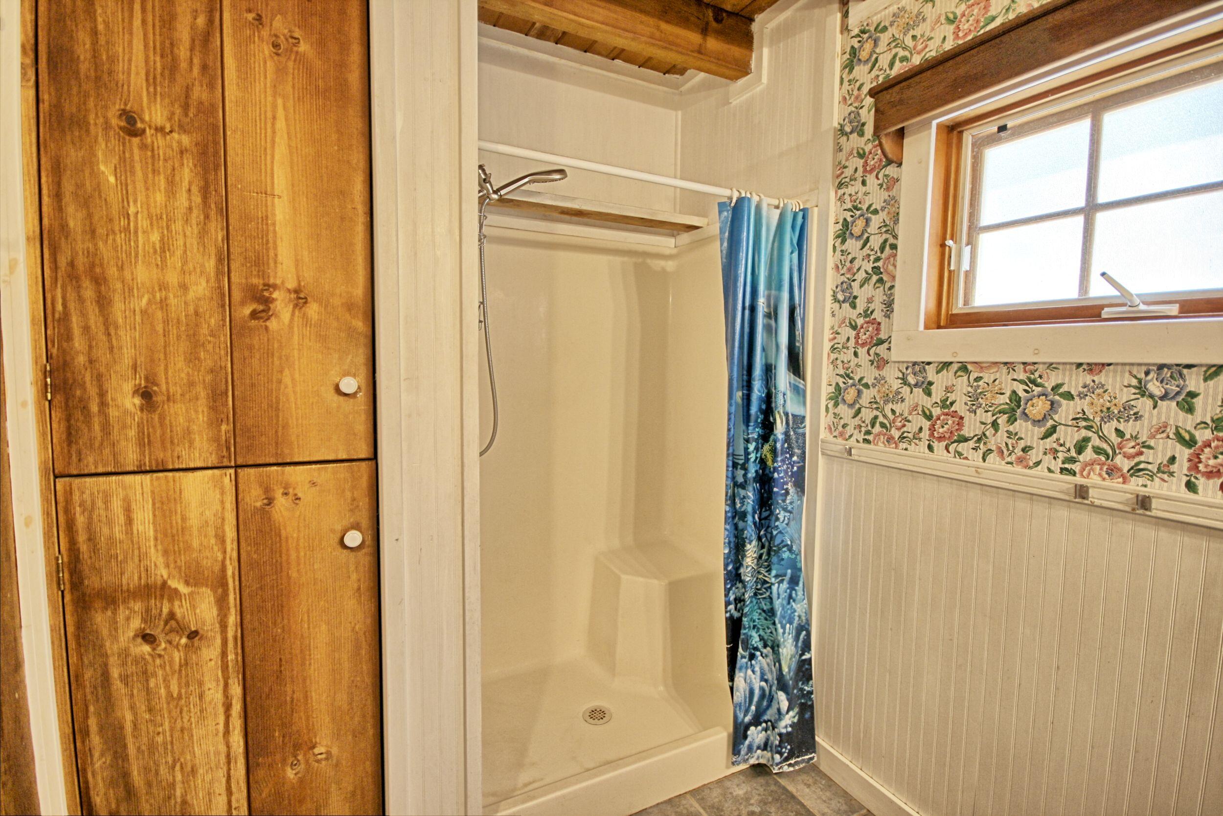 2231 Humbug Creek Road Jacksonville, OR 97530 - Photo 28 of 80 a bathroom with a shower
