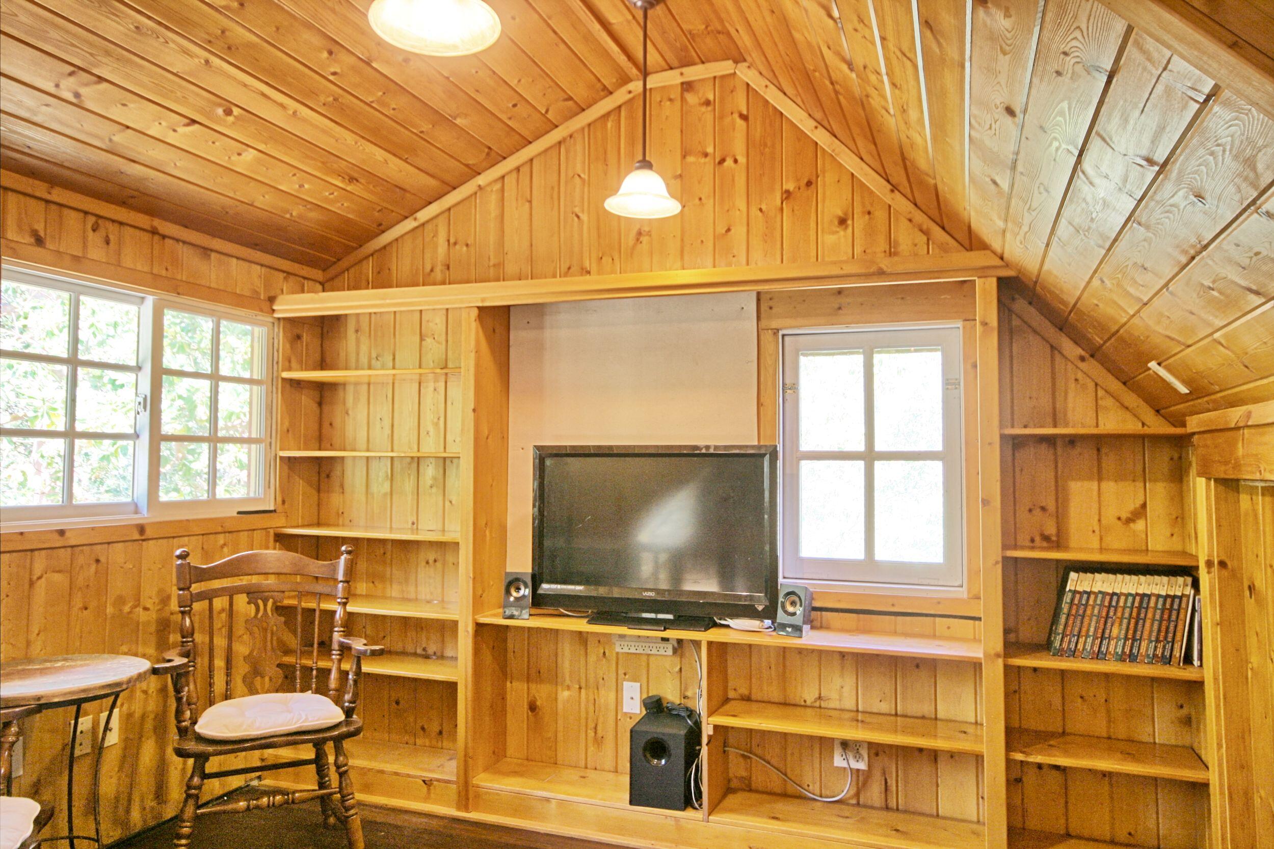 2231 Humbug Creek Road Jacksonville, OR 97530 - Photo 30 of 80 a living room with a flat screen tv and outdoor view