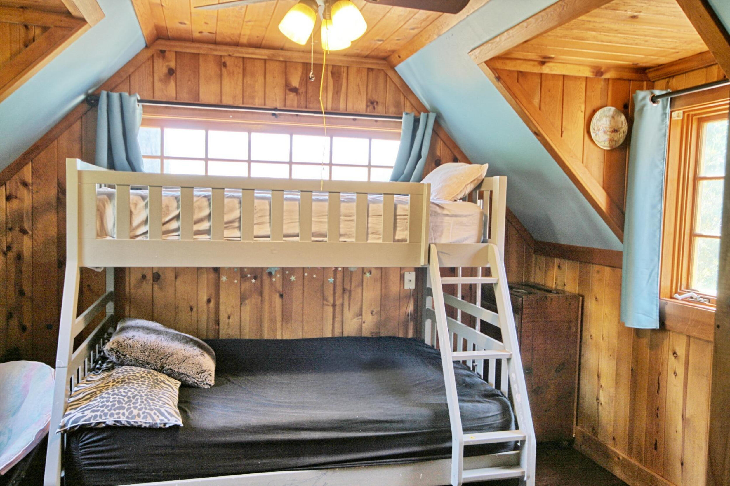 2231 Humbug Creek Road Jacksonville, OR 97530 - Photo 41 of 80 second bedroom