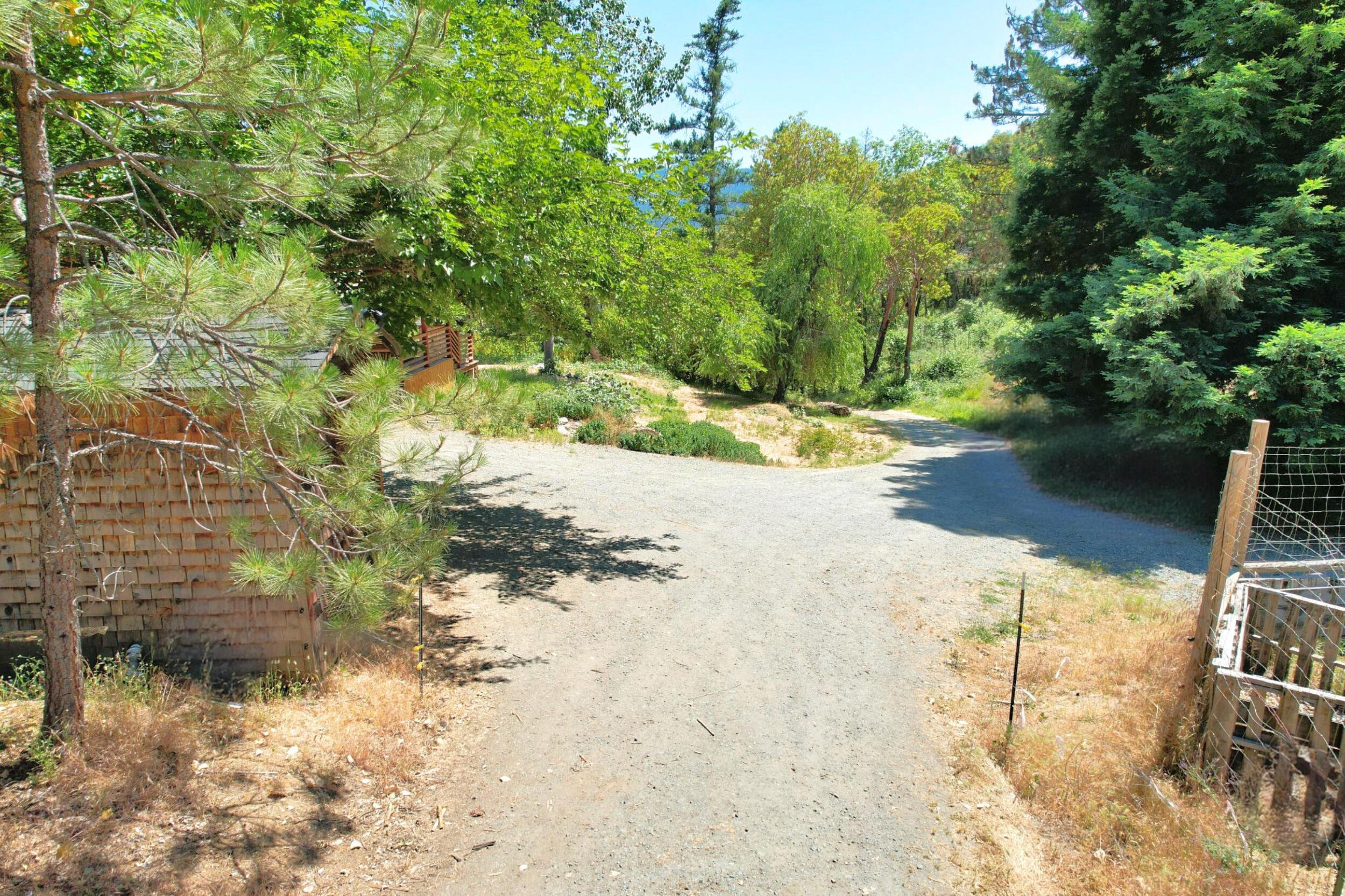 2231 Humbug Creek Road Jacksonville, OR 97530 - Photo 51 of 80 driveway parking