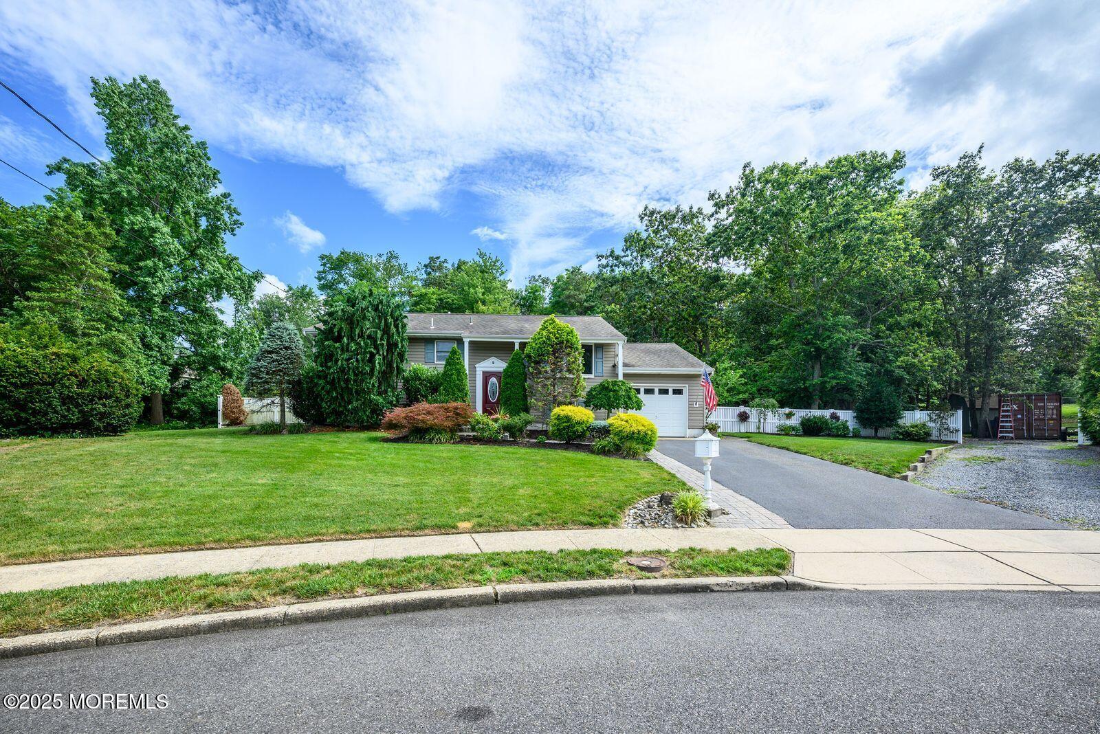 2 Darien Circle Howell, NJ 07731 - Photo 2 of 54 darien2