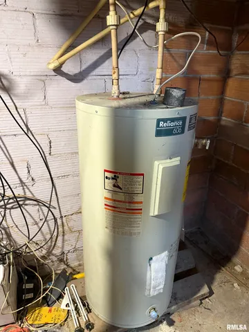 $70,000 | 409 South Price Street, Industry, IL 61440