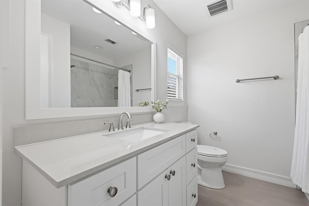 2619 Colby Street, Unit B Dallas, TX 75204 - Photo 20 of 34 a bathroom with a sink toilet and mirror