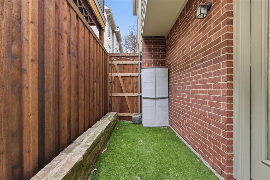 2619 Colby Street, Unit B Dallas, TX 75204 - Photo 28 of 34 a view of outdoor space and yard