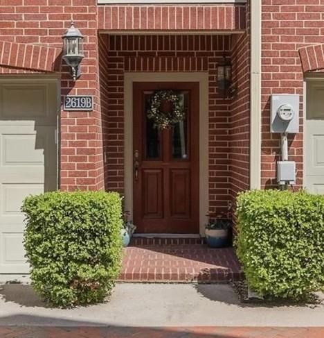 2619 Colby Street, Unit B Dallas, TX 75204 - Photo 3 of 34 a front view of a house with garden