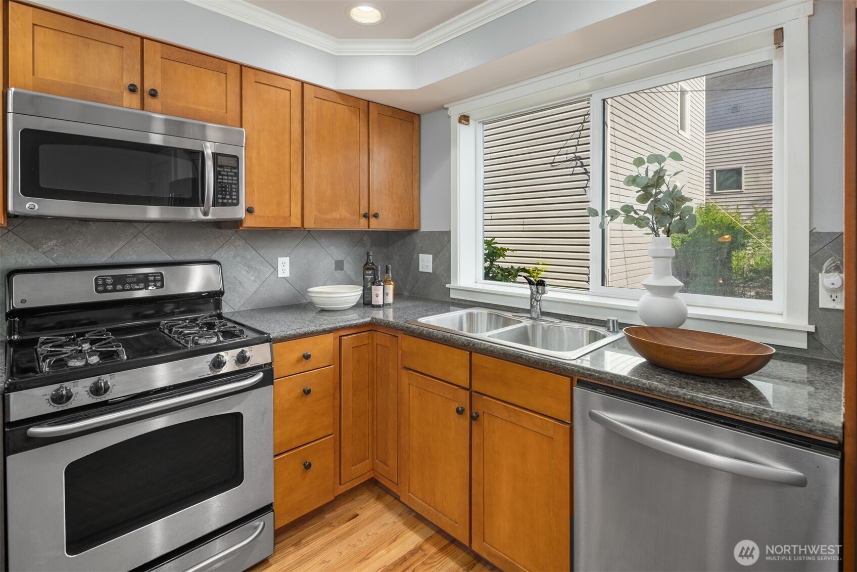 2106 West Ruffner Street Seattle, WA 98199 - Photo 10 of 28 Gallery Image 10