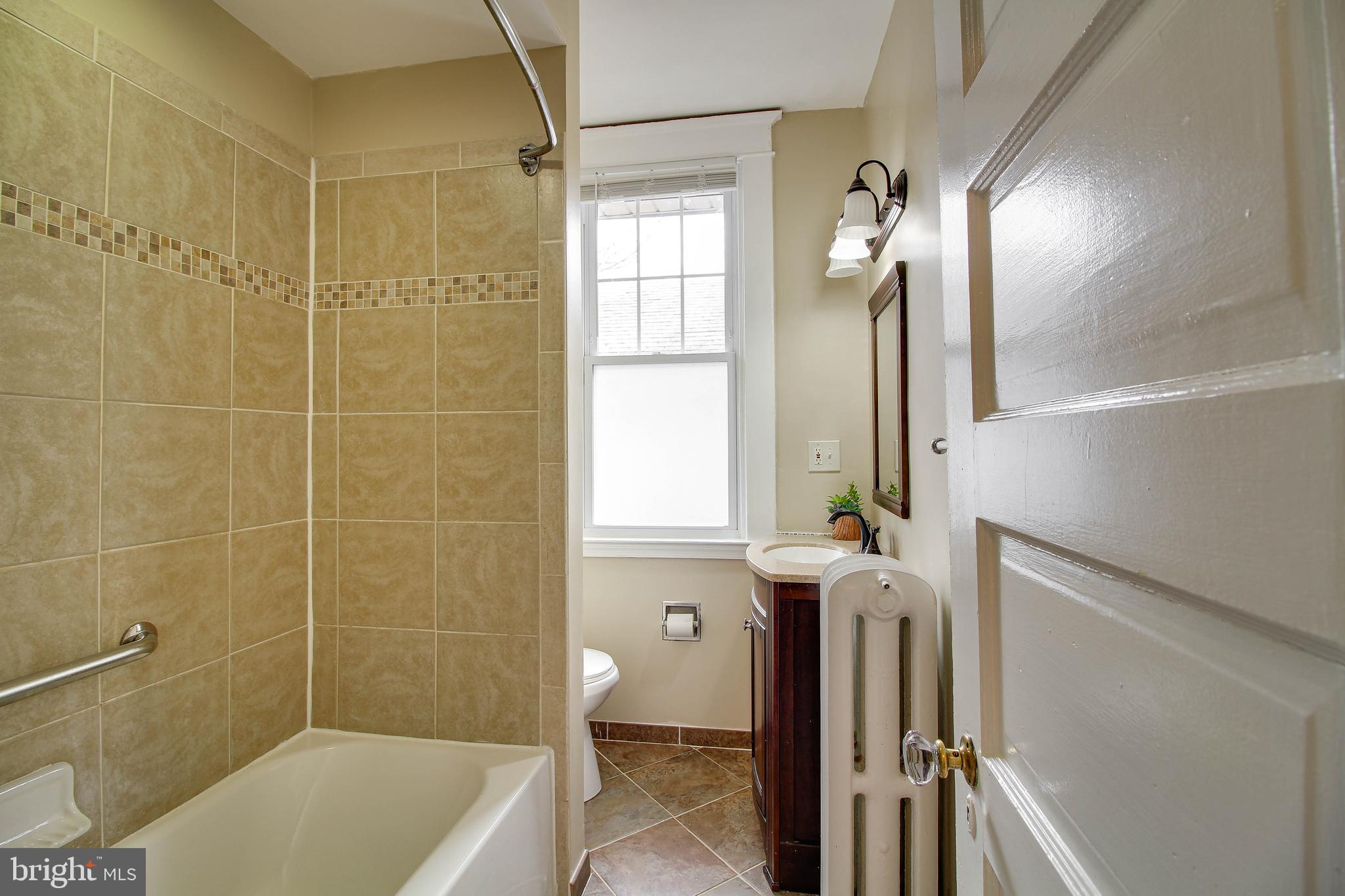 211 Mallow Hill Road Baltimore, MD 21229 - Photo 21 of 49 a bathroom with a tub a sink and a window