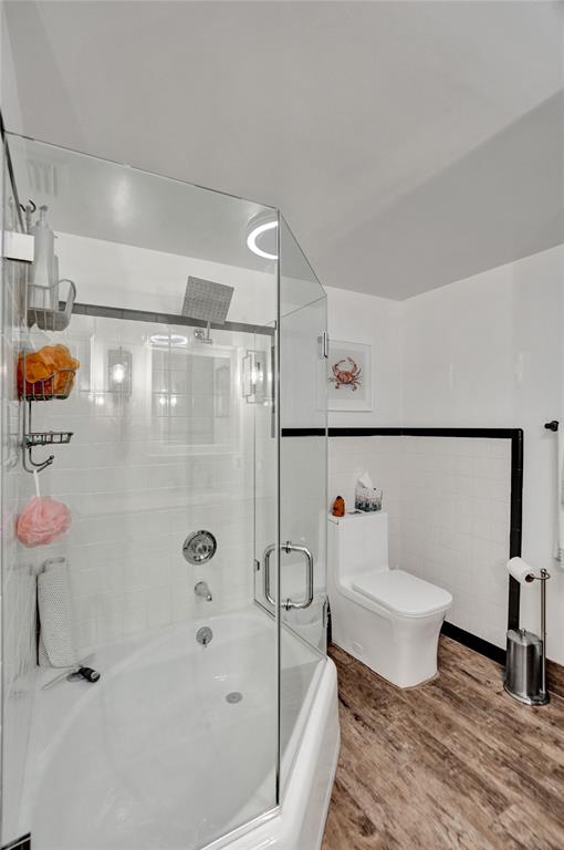 3090 Northeast 48th Street, Unit 316 Fort Lauderdale, FL 33308 - Photo 34 of 49 a bathroom with a bathtub and a shower