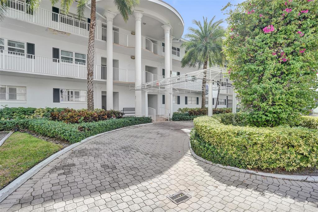 3090 Northeast 48th Street, Unit 316 Fort Lauderdale, FL 33308 - Photo 41 of 49 a view of a garden with a pathway