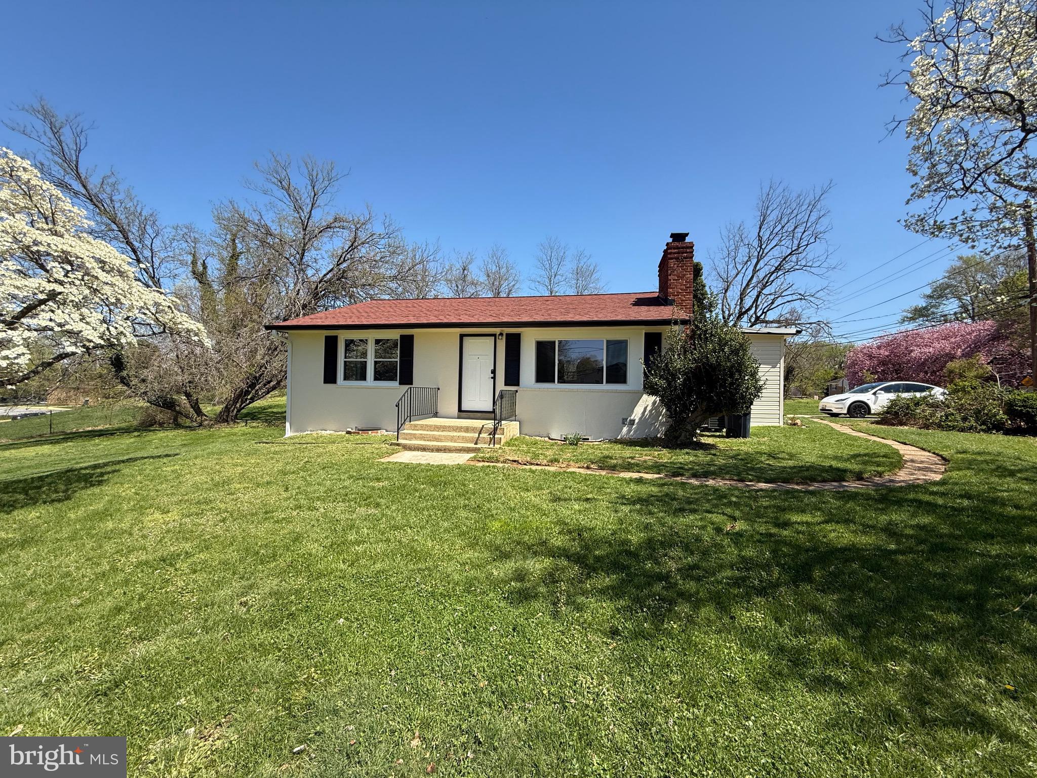 2600 Kingsway Road Fort Washington, MD 20744 - Photo 6 of 37 a front view of a house with a yard