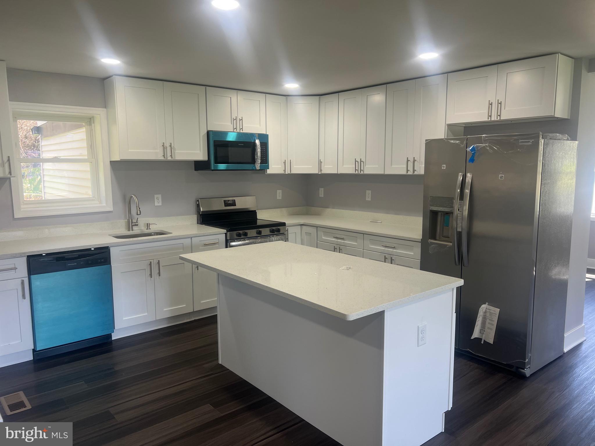 2600 Kingsway Road Fort Washington, MD 20744 - Photo 10 of 37 a kitchen with stainless steel appliances a refrigerator sink and microwave