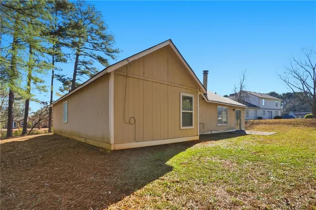 a view of a house with a yard