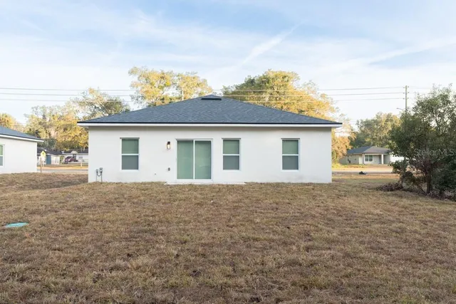 a view of a house with a yard