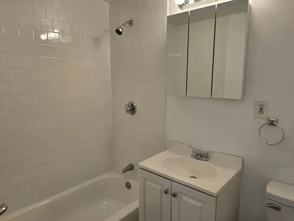 $2,300 | 270 Quarry Street, Unit 15, Quincy, MA 02169
