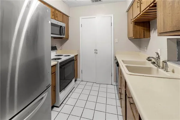 $139,000 | 1448 Carrollton Avenue, Unit 208, Metairie, LA 70005
