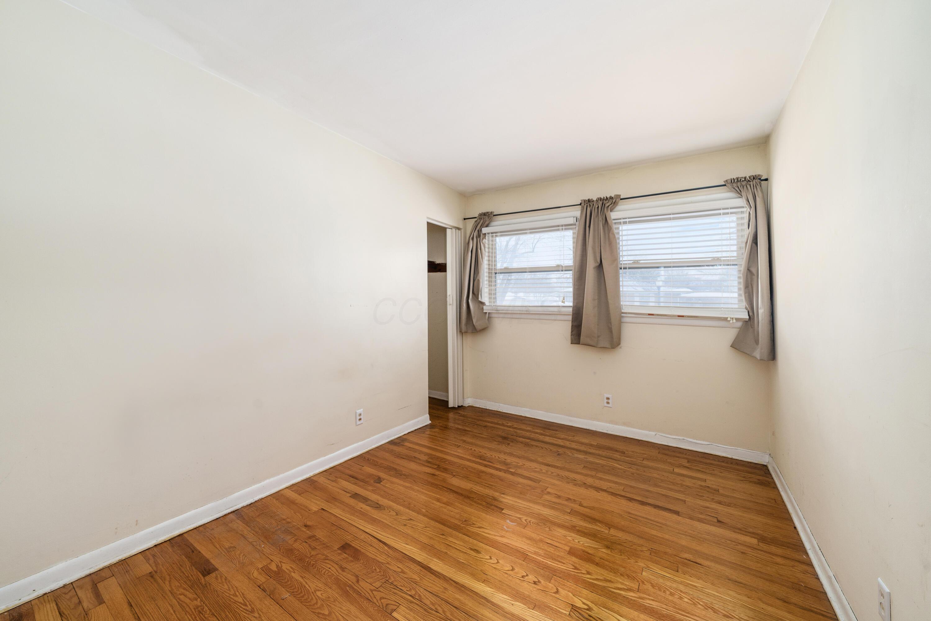 2952 Dover Road Columbus, OH 43209 - Photo 20 of 34 Bedroom 3 also with wood floors