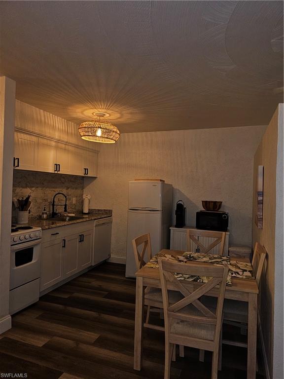 828 Wiggins Pass Road, Unit 9 Naples, FL 34110 - Photo 12 of 20