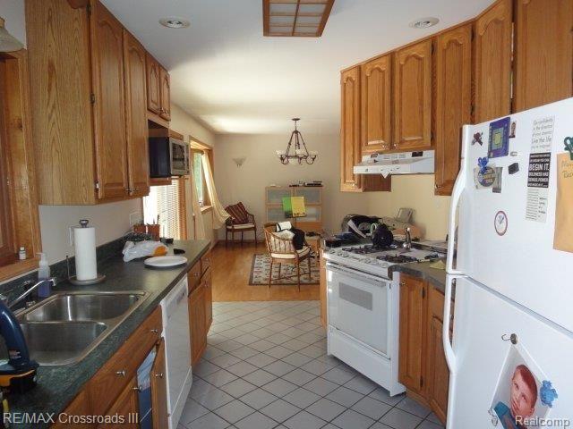 19091 Haggerty Road Belleville, MI 48111 - Photo 4 of 8 KITCHEN.JPG