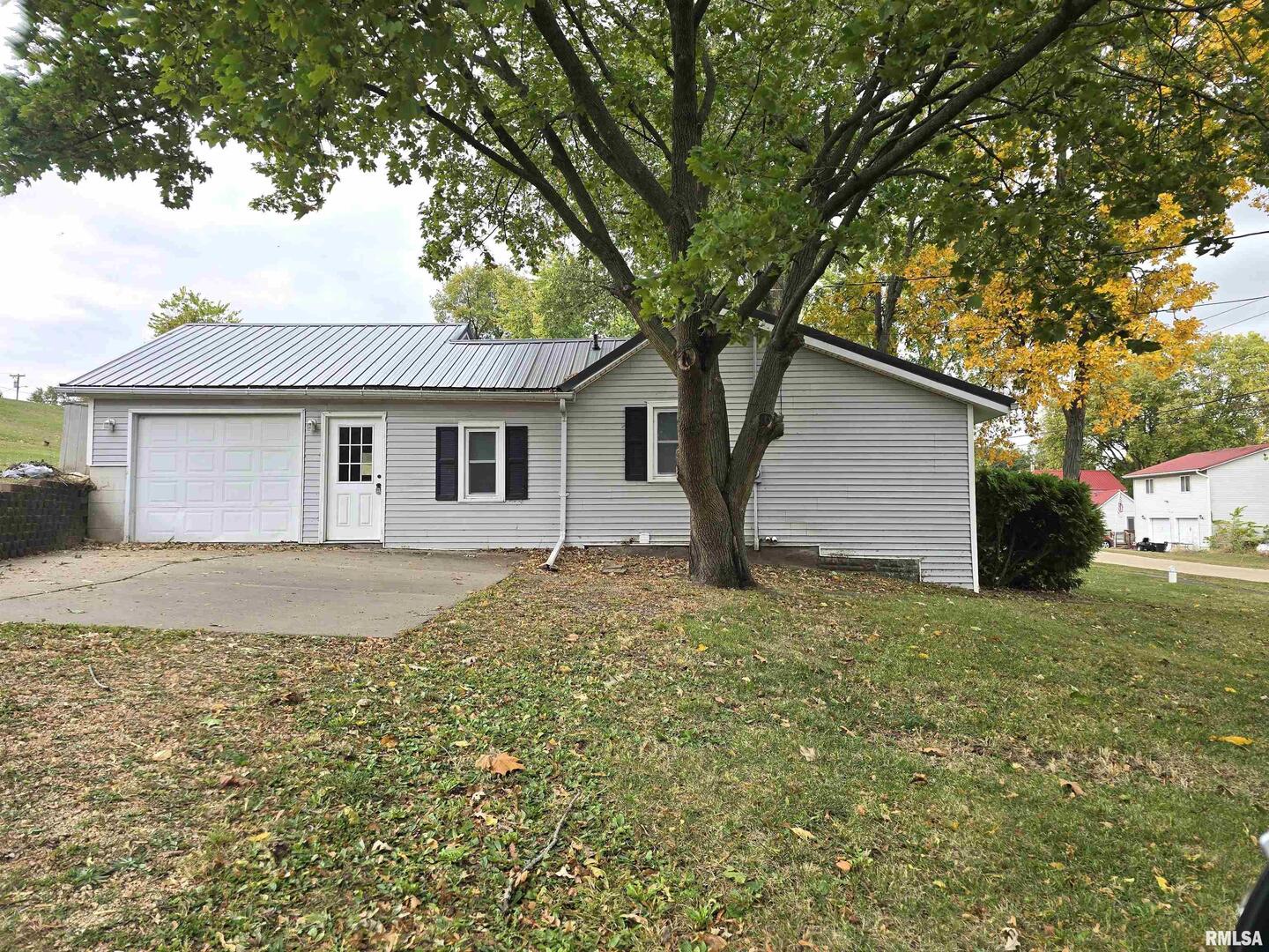 607 North Bluff Street Albany, IL 61230 - Photo 2 of 12