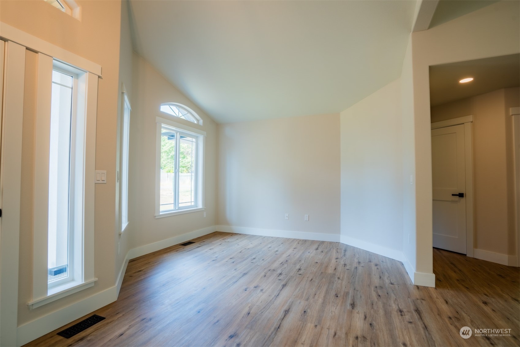 4424 Cooper Point Road Northwest Olympia, WA 98502 - Photo 6 of 38 Gallery Image 6
