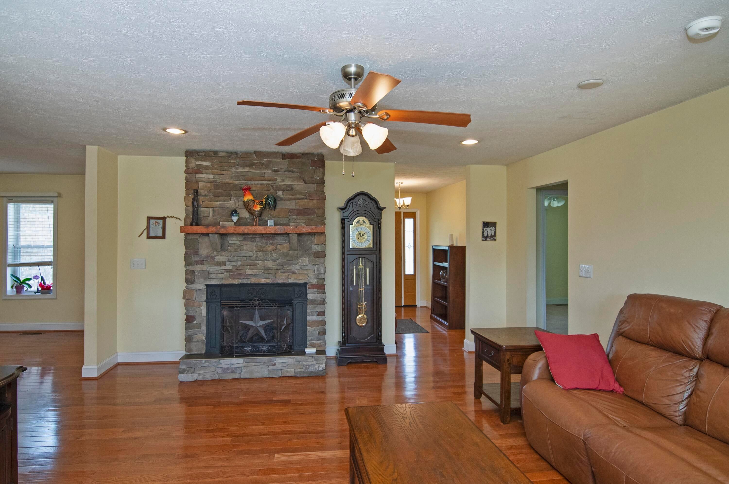 5882 Lockbridge Road Meadow Bridge, WV 25976 - Photo 19 of 68 Living Room