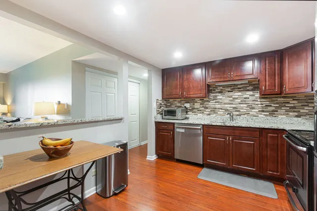 $218,000 | 450 Plum Creek Drive, Unit 410, Wheeling, IL 60090