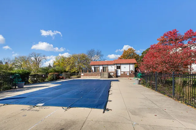 $218,000 | 450 Plum Creek Drive, Unit 410, Wheeling, IL 60090