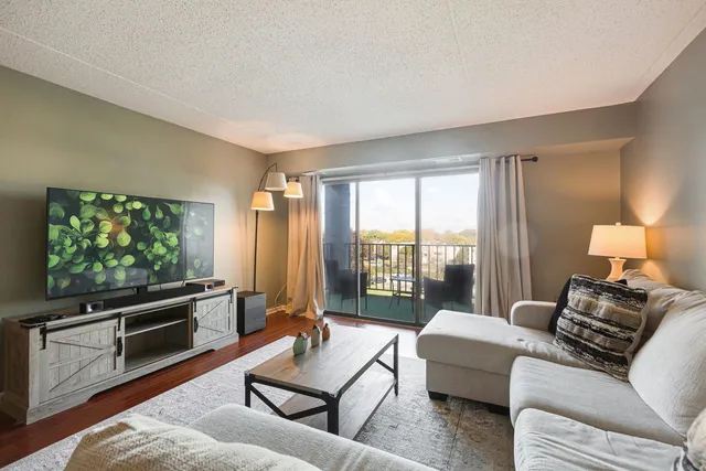 $218,000 | 450 Plum Creek Drive, Unit 410, Wheeling, IL 60090