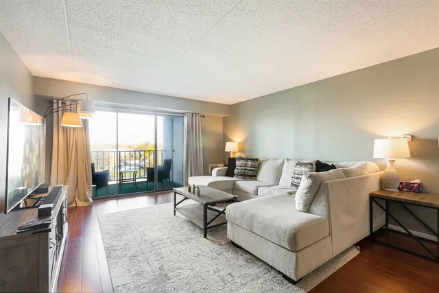 $218,000 | 450 Plum Creek Drive, Unit 410, Wheeling, IL 60090