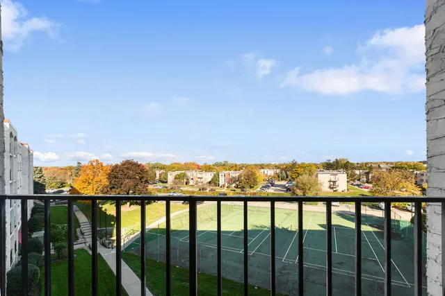 $218,000 | 450 Plum Creek Drive, Unit 410, Wheeling, IL 60090