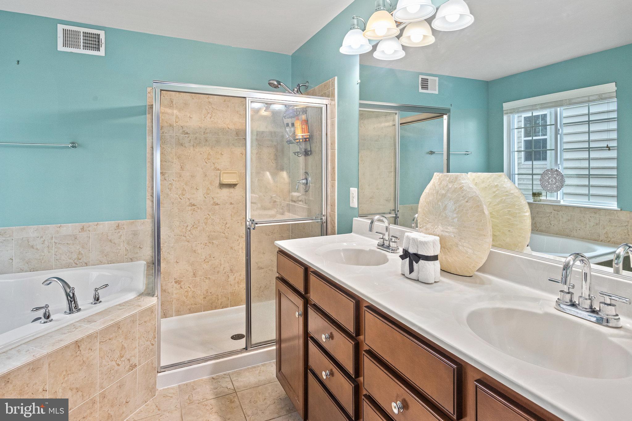 3445 Eagle Ridge Drive Woodbridge, VA 22191 - Photo 18 of 39 a bathroom with a tub sink and mirror