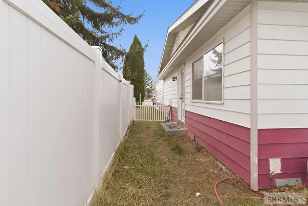 $235,000 | 221 South Holmes Avenue, Shelley, ID 83274