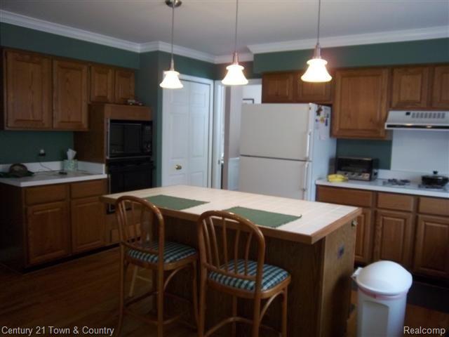 556 Cherry Tree Lane Rochester, MI 48306 - Photo 2 of 25 Kitchen.JPG