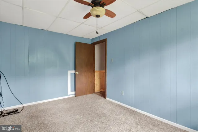 a view of entryway and kitchen