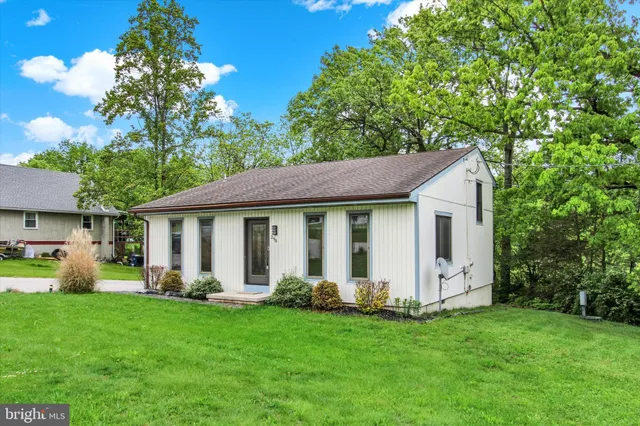 a view of a house with backyard