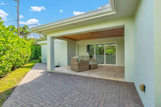 a view of a house with porch and garden