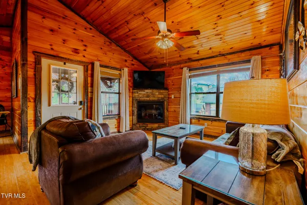 $900,000 | 921 McMakin Way, Pigeon Forge, TN 37863